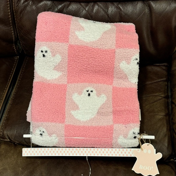 Cupcakes and Cashmere Pink Checkered Ghost Blanket - Viral Halloween Throw - Picture 6 of 8